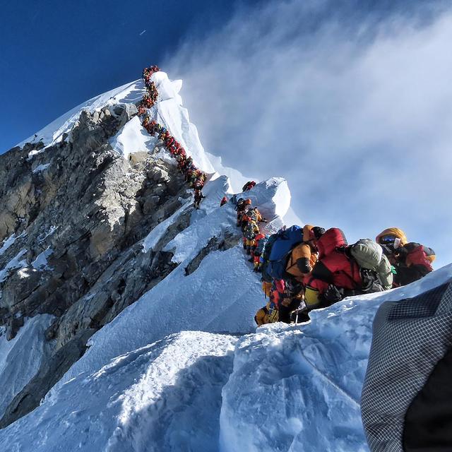 En mai 2019, il fallait faire la queue pour atteindre le toit du monde. [afp - HANDOUT / PROJECT POSSIBLE]