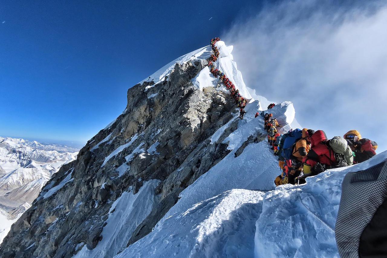 En mai 2019, il fallait faire la queue pour atteindre le toit du monde. [afp - HANDOUT / PROJECT POSSIBLE]