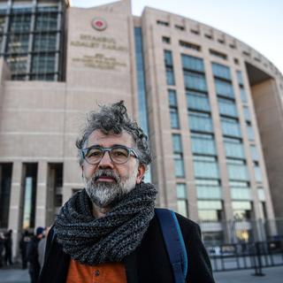Le représentant de Reporters sans frontières Erol Önderoglu, photographié devant le tribunal d'Istanbul en janvier dernier. [Ozan Kose - AFP]