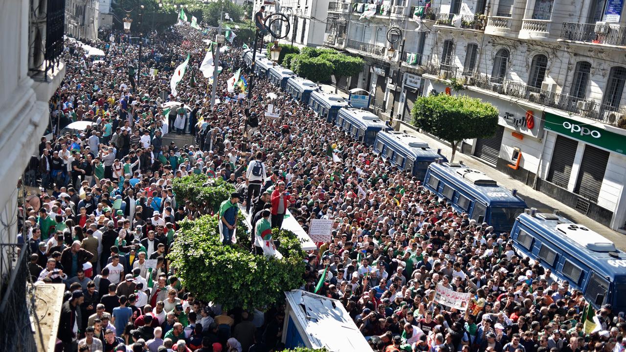 La foule des manifestants vendredi après-midi 01.11.2019 dans le centre d'Alger. [AFP - Ryaad Kramdi]