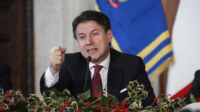 Le Premier ministre italien Giuseppe Conte annonce une série de mesures lors de sa conférence de presse de fin d'année. [Keystone - EPA/Giuseppe Lami]