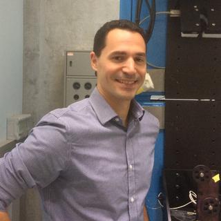 Fabien Sorin, professeur à l’EPFL devant sa "machine à fibrer" en seul fil des matériaux aussi divers que des polymères, des métaux (solides et liquides), des électrodes ou de la céramique. [RTS - Didier Pradervand]