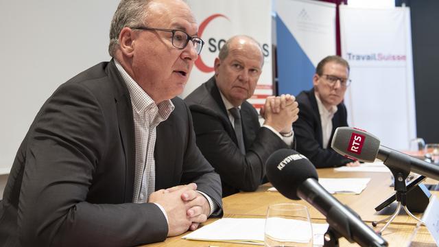 Pierre-Yves Maillard (Union syndicale suisse), Valentin Vogt (Union patronale suisse) et Adrien Wüthrich (Travail.Suisse) présentent le compromis trouvé sur la réforme des retraites. [Keystone - Peter Schneider]