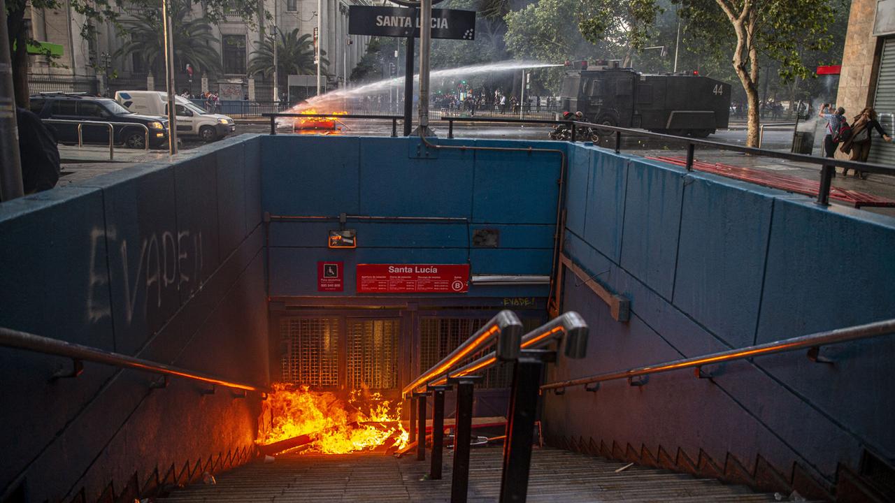 Plusieurs stations de métro ont été incendiées à Santiago du Chili. [Keystone - AP Photo/Esteban Felix]