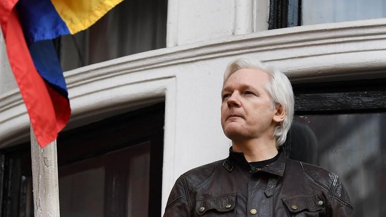 Julian Assange photographié sur le balcon de l'ambassade d'Equateur à Londres en 2017. [AFP - Justin Tallis]