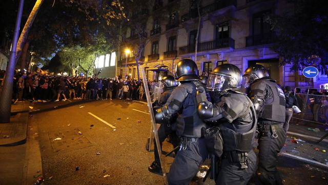 Protestataires face aux policiers à Barcelone, mardi soir 15.10.2019. [AP/Keystone - Emilio Morenatti]