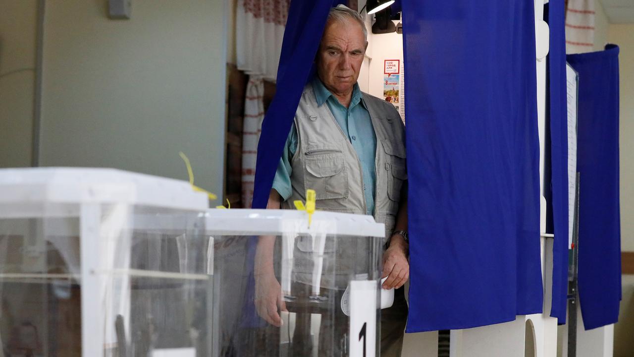 Un électeur sort d'un bureau de vote à Moscou, dimanche 8 septembre [Reuters - Shamil Zhumatov]