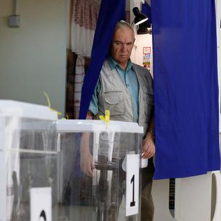 Un électeur sort d'un bureau de vote à Moscou, dimanche 8 septembre [Reuters - Shamil Zhumatov]