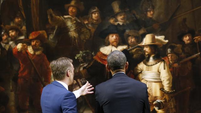 La "Ronde de nuit", de Rembrandt reçoit un illustre visiteur en mars 2014, le président américain de l'époque, Barack Obama. [Reuters - Kevin Lamarque]