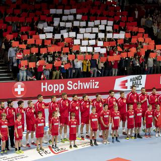 L'équipe de Suisse de handball avant son match contre la Belgique. [Keystone - Christian Merz]
