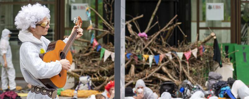 Une manifestation pro-climat bloque les sièges de Credit Suisse et d'UBS en juillet 2019. [RTS - DR]