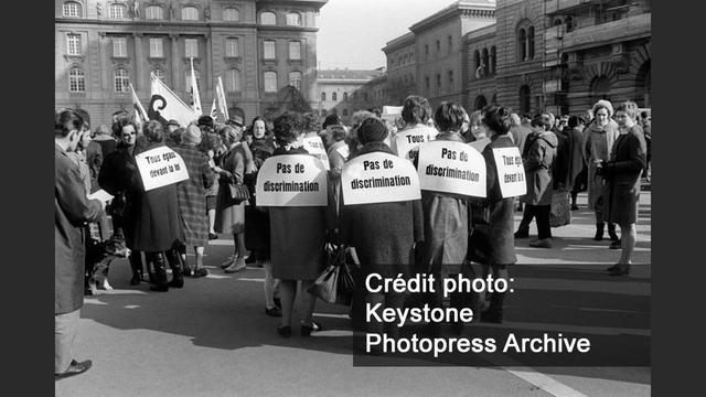 Le 1er mars 1969, plusieurs milliers de femmes défilent à Berne pour réclamer le droit de vote. [Keystone/Photopress Archive]