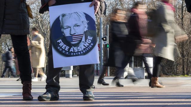 Des personnes sont rassemblées pour demander la libération immédiate de Julian Assange, fondateur de WikiLeaks et demandent que la Suisse lui accorde l'asile politique, le 19 décembre 2019 sur la Place des Nations à Genève. [Keystone - Martial Trezzini]