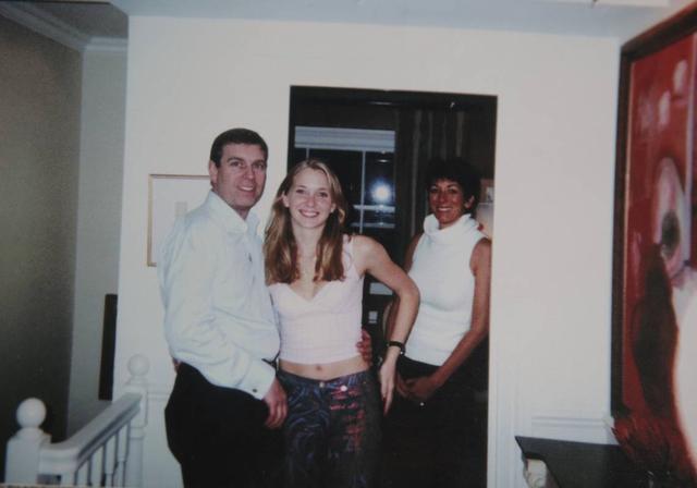 Virginia Roberts Giuffre, alors âgée de tout juste 17 ans, pose avec le Prince Andrew. Ghislaine Maxwell sourit en arrière-plan. [Virginia Roberts Giuffre]