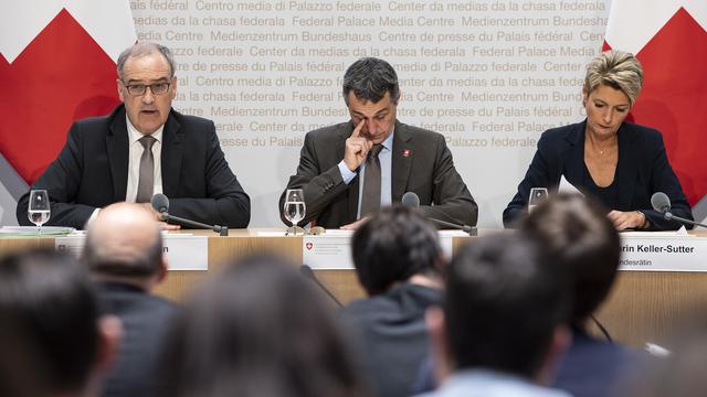 Guy Parmelin, Ignazio Cassis et Karin Keller-Sutter sont venus devant la presse présenter leur position sur l'accord-cadre. [Keystone - Peter Schneider]