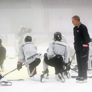 Lundi 21 octobre: le nouveau coach advisor du HC Fribourg Gottéron, Sean Simpson,  parmi les joueurs lors d'un entraînement. [Keystone - Anthony Anex]