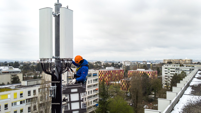 Installation d'une antenne 5G dans la quartier de la Gradelle, à Chêne-Bougeries (GE), le 5 avril 2019. [Keystone - Leandre Duggan]