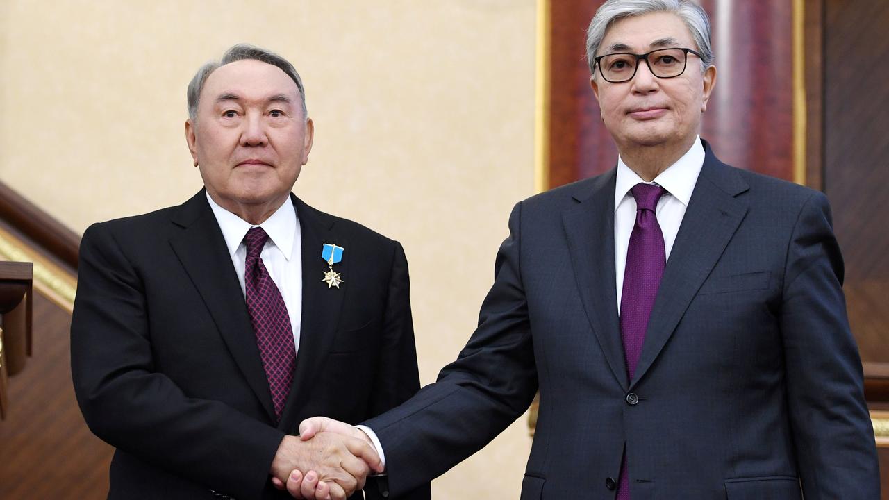 L'ancien et le nouveau président du Kazakhstan: Noursoultan Nazarbaïev (à gauche) et Kassym-Jomart Tokaïev, le 20 mars 2019. [Reuters - Kazakh Presidential Press Service]