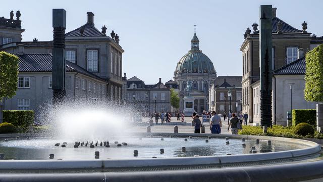 Vue de la place Amalienborg à Copenhague, avec l'église Marmorkirken en arrière-plan. [Keystone - Salvatore Di Nolfi]