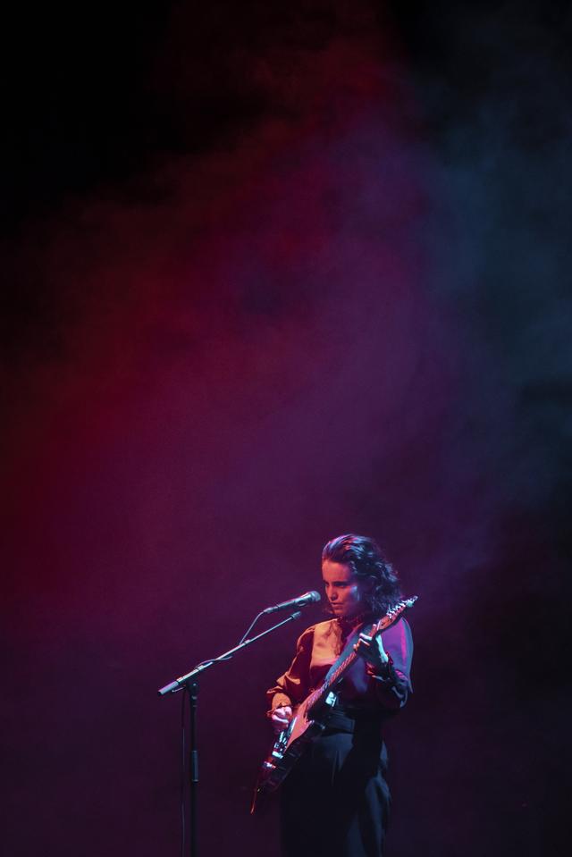 La chanteuse Anna Calvi sur la scène de l'Alhambra, à Genève, dans le cadre du festival Antigel, le 13 février 2019. [Festival Antigel - amdophoto]