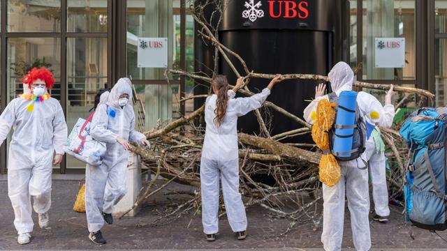 Des activistes pro-climat devant le siège d'UBS à Bâle, 08.07.2019. [Keystone - Georgios Kefalas]