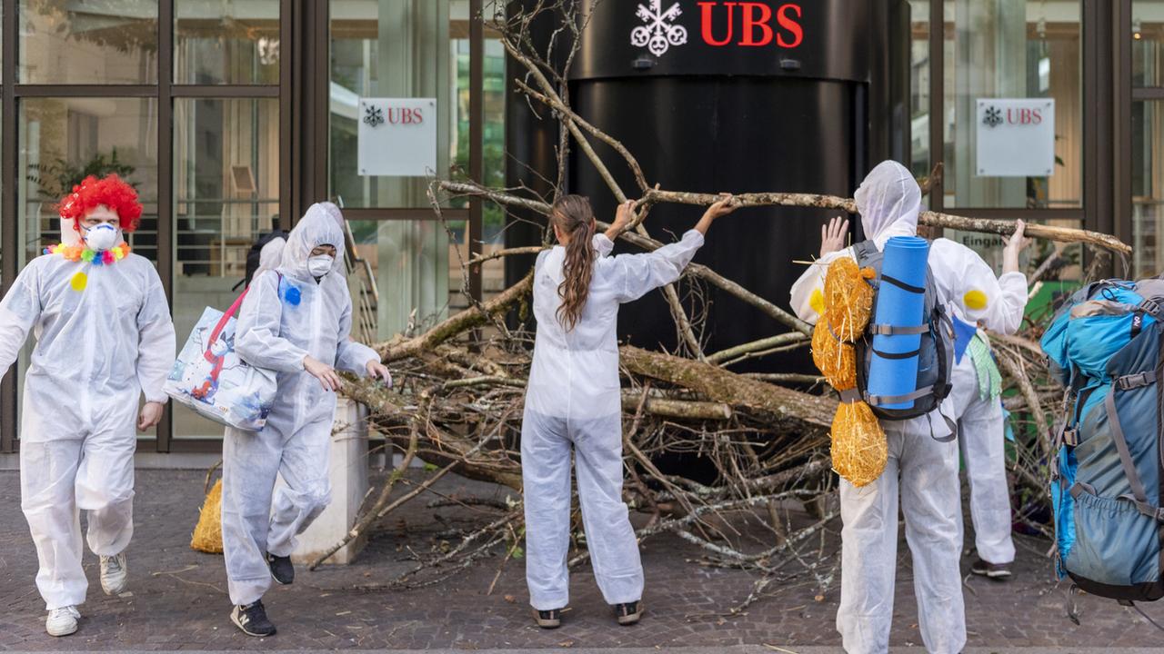 Des activistes pro-climat devant le siège d'UBS à Bâle, 08.07.2019. [Keystone - Georgios Kefalas]