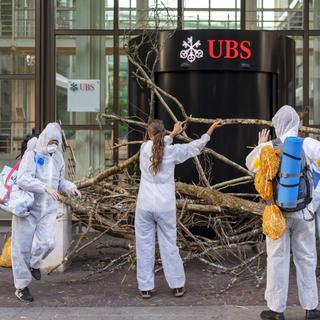 Des activistes pro-climat devant le siège d'UBS à Bâle, 08.07.2019. [Keystone - Georgios Kefalas]