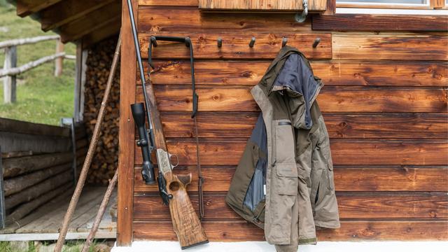 Un fusil posé par un chasseur à Hinteralp dans le canton des Grisons. [Keystone - Arno Balzarini]