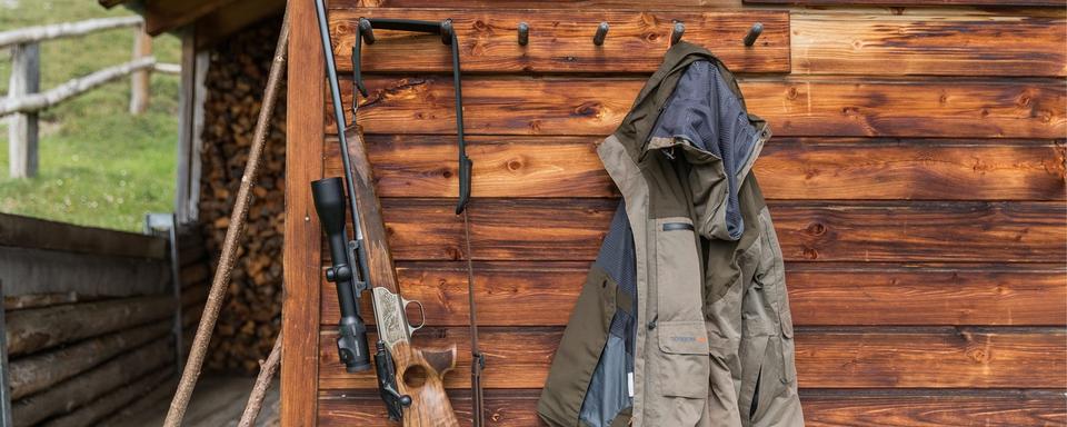 Un fusil posé par un chasseur à Hinteralp dans le canton des Grisons. [Keystone - Arno Balzarini]