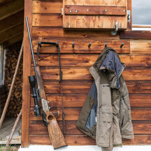 Un fusil posé par un chasseur à Hinteralp dans le canton des Grisons. [Keystone - Arno Balzarini]