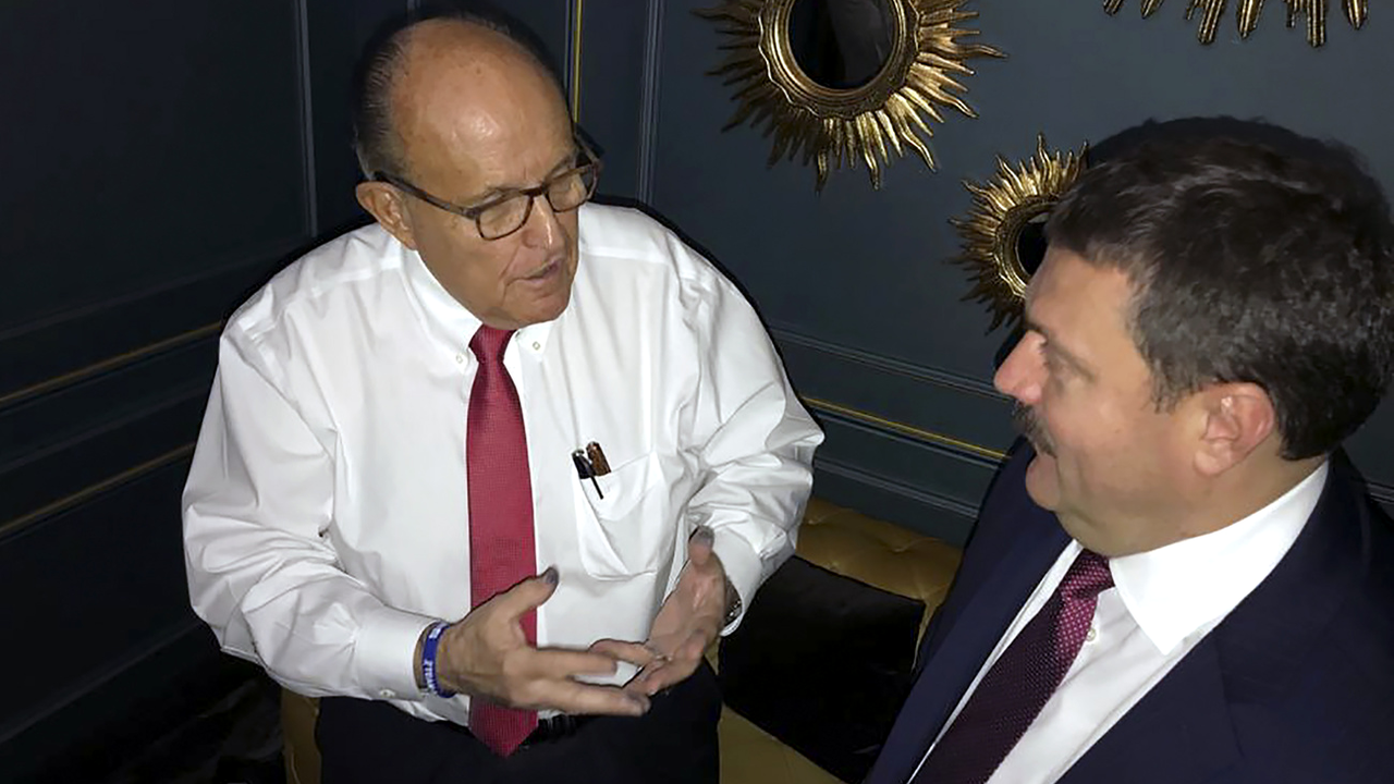 Rudy Giulani en compagnie du député ukrainien Andreï Derkatch à Kiev, 05.12.2019. [Andreï Derkatch press office/AP/Keystone]