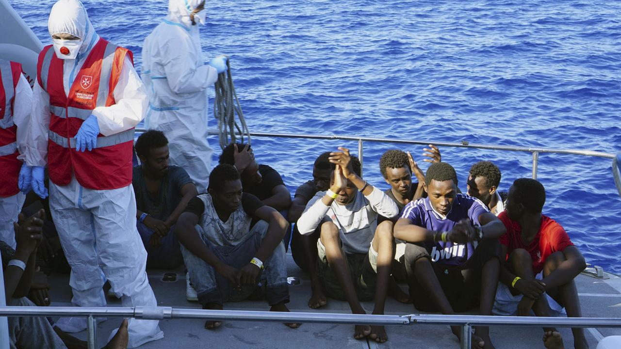Matteo Salvini se résout à laisser 27 migrants mineurs de l’"Open-Arms" débarquer en Italie. [Keystone - Francisco Gentico]