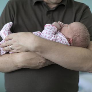 Le Conseil des Etats doit se prononcer jeudi sur la question du congé paternité [Keystone - Gaëtan Bally]