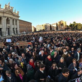 Des "Sardines", rassemblées en opposition aux politiques d'extrême droite de l'ex-Premier ministre, sur la place San Giovanni à Rome le 14 décembre 2019.