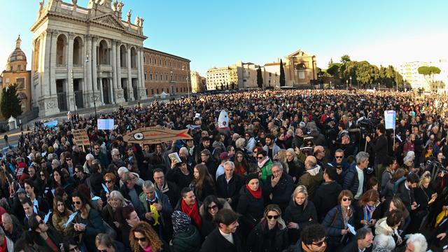 Des "Sardines", rassemblées en opposition aux politiques d'extrême droite de l'ex-Premier ministre, sur la place San Giovanni à Rome le 14 décembre 2019.