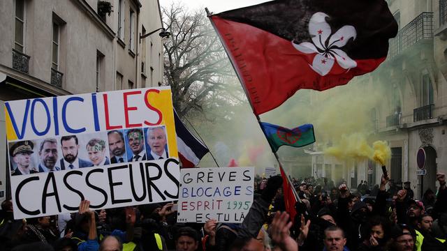 La mobilisation pour les retraites et les gilets jaunes se retrouvent à Paris. [Keystone/AP - François Mori]