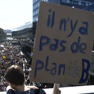 Les manifestants dans les rues de Berne pour la manifestation nationale en faveur du climat, le samedi 28 septembre 2019. [Keystone - Anthony Anex]