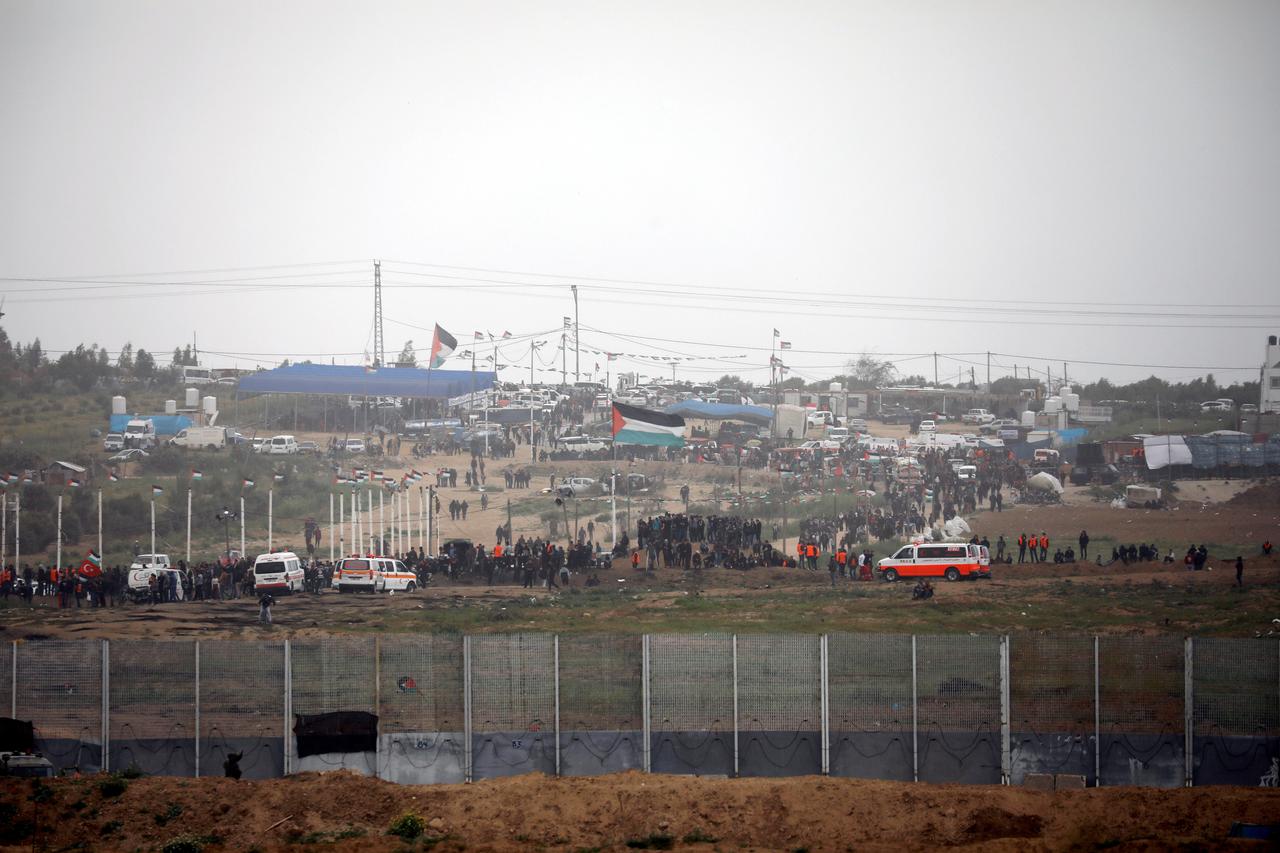 Les Palestiniens manifestent à quelques dizaines de mètres de la frontière. [Reuters - Amir Cohen]