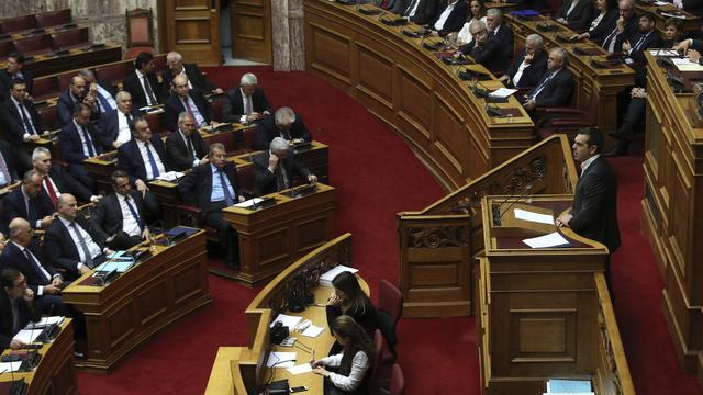 Débat acharné au Parlement sur le vote de confiance au Premier ministre grec Alexis Tsipras. [Keystone - AP Photo/Petros Giannakouris]