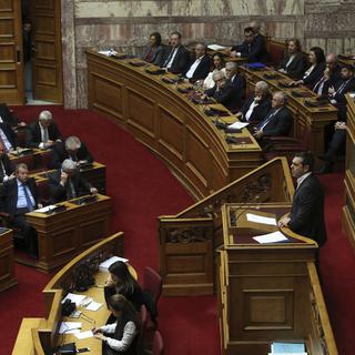 Débat acharné au Parlement sur le vote de confiance au Premier ministre grec Alexis Tsipras. [Keystone - AP Photo/Petros Giannakouris]
