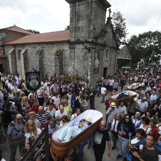Chaque année, en Galice au Nord-Ouest de l'Espagne, des vivants défilent dans des cercueils pour défier la mort. [AFP - Miguel Riopa]