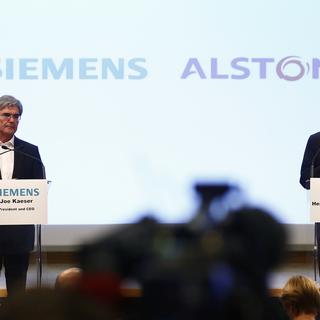 Les directeurs généraux de Siemens Joe Kaeser (g.) et d'Alstom Henri Poupart-Lafarge, lors de la conférence de presse annonçant le projet de fusion. [Keystone/AP Photo - Thibault Camus]