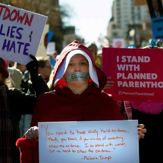Sabrina Saunders de Littleton, Colorado, habillée comme "La servante écarlate" durant une marche pour les droits des femmes à Denver. [AFP - Jason Connolly]