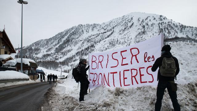 Deux activistes dans la neige de Montgenèvre lors d'une marche. [AFP - Piero Cruciatti]