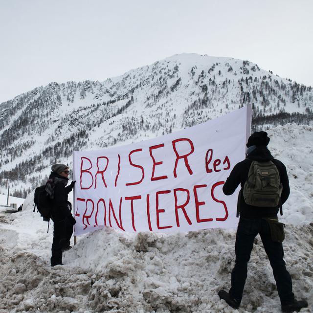 Deux activistes dans la neige de Montgenèvre lors d'une marche. [AFP - Piero Cruciatti]