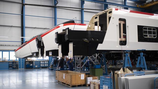 Une ligne de montage de Stadler Rail à Bussnang (TG). [Keystone - Gian Ehrenzeller]