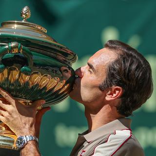 Federer embrasse le magnifique trophée du tournoi de Halle. [Friso Gentsch]