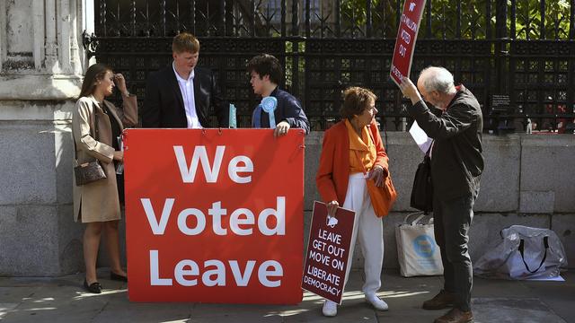 Les Britanniques sont lassés de l'impasse dans laquelle se retrouve leur système démocratique. [AP-Keystone - Alberto Pezzali]