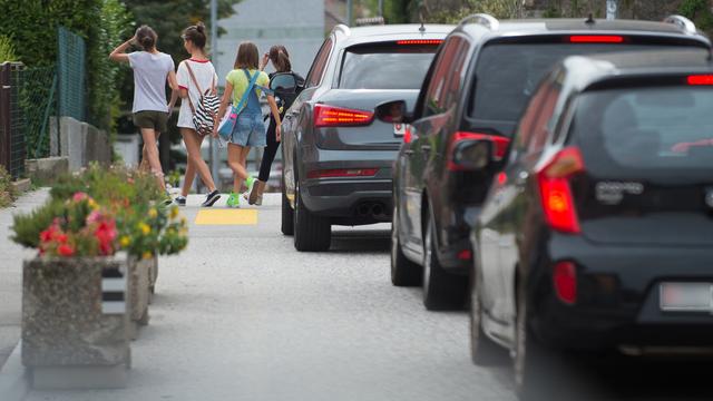 L'association transports et environnement (ATE) veut inciter les enfants à se rendre à l'école à pied. [Keystone - Pablo Gianinazzi]