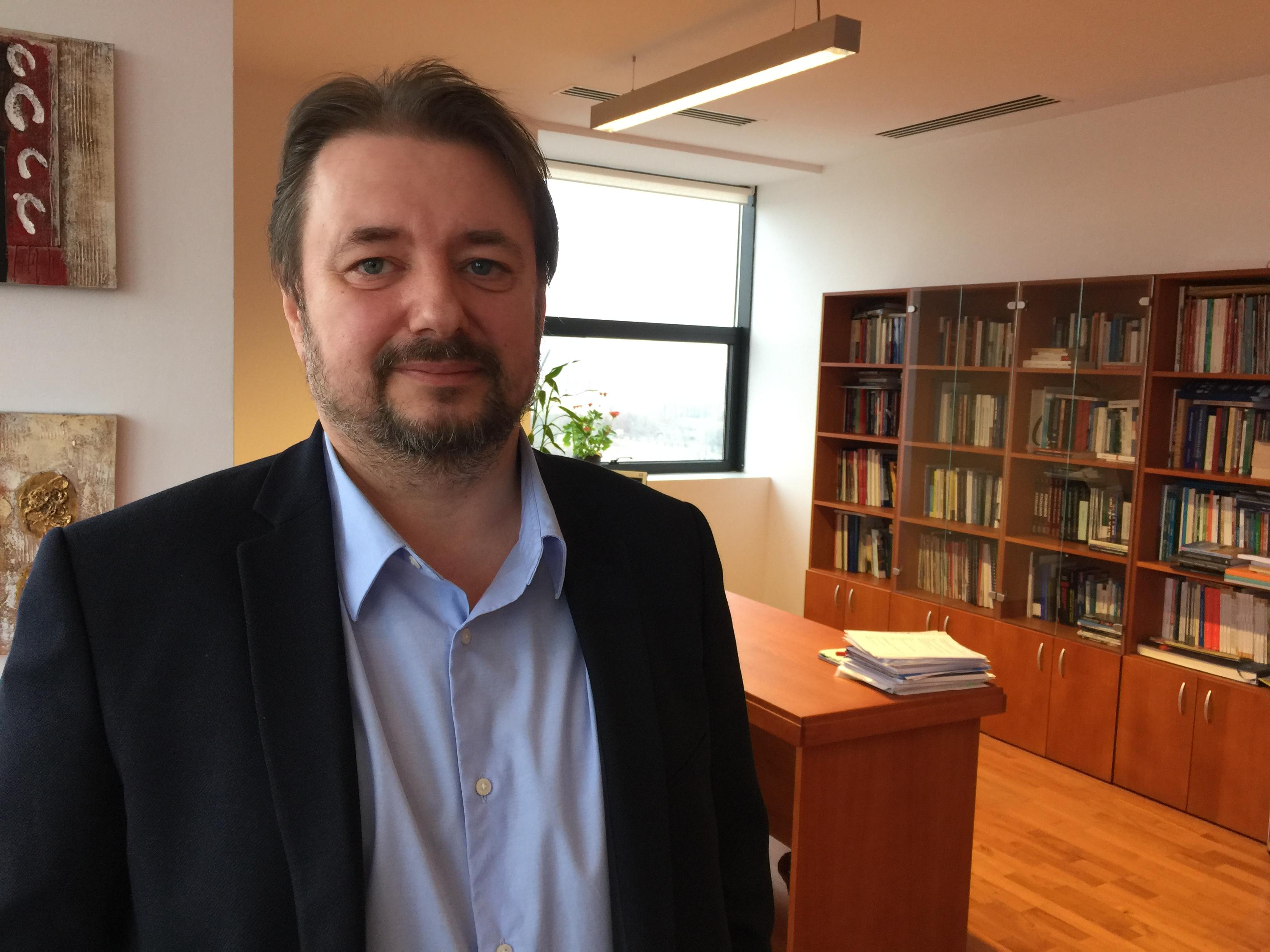 Cristian Pirvulescu compare le gouvernement roumain et son euroscepticisme à la situation en Hongrie. [RTS - Cédric Guigon]